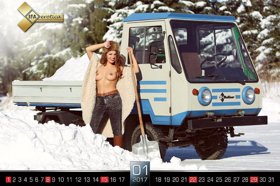 Ретро автомобили и девушки ню