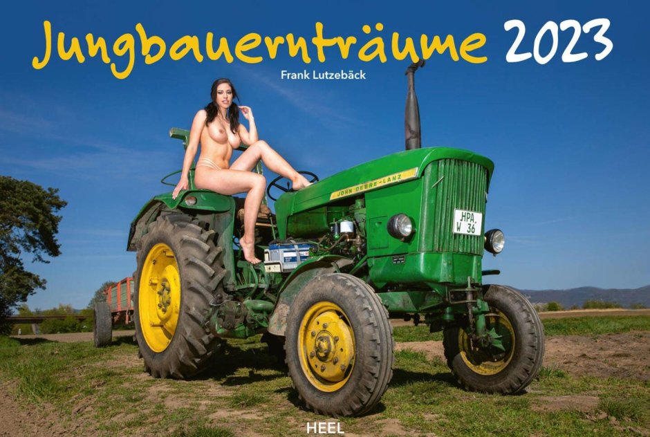 Голая девчонка на тракторе