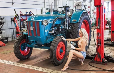 Голые женщины возле тракторов