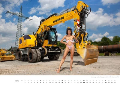 Девушки и строительная техника