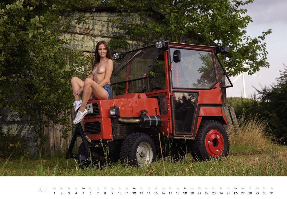 Фермерша на тракторе голая