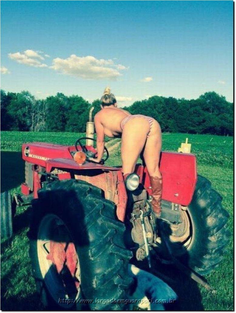 Трактор в деревне