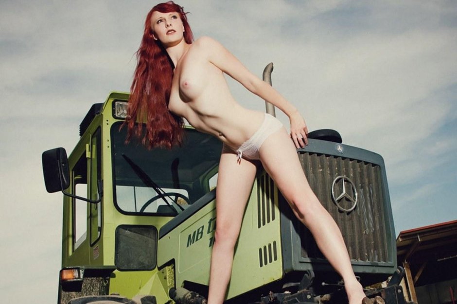 Девушки и сельхозтехника ню