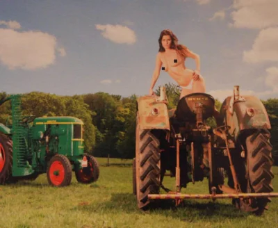 Женщина на тракторе