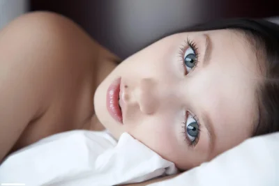 Симпатичная брюнетка