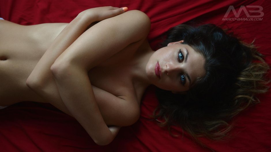 Девушка брюнетка