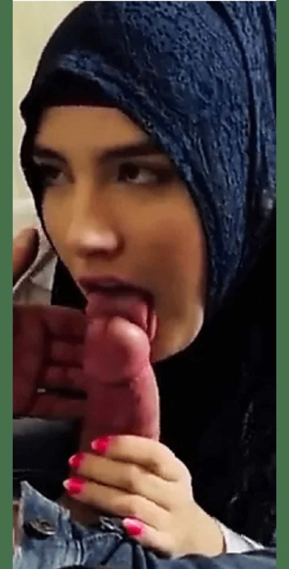 Девушка в хиджабе отсосала