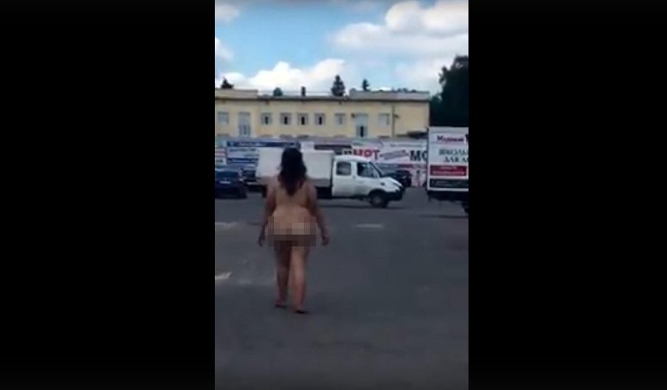 Голая на улице