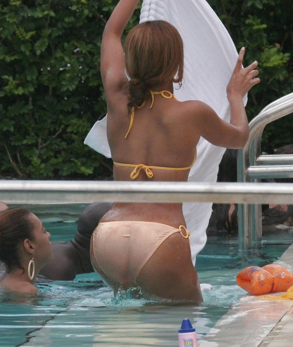 Бейонсе в купальнике папарацци