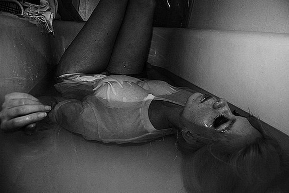 Девушка в ванной чб