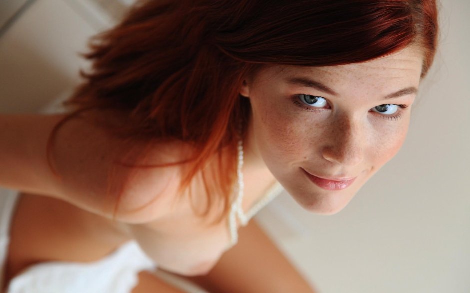 Рыжая девушка с веснушками