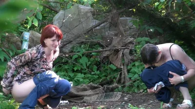 Девушка писает на природе