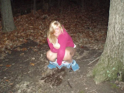 Красивая девушка пописала