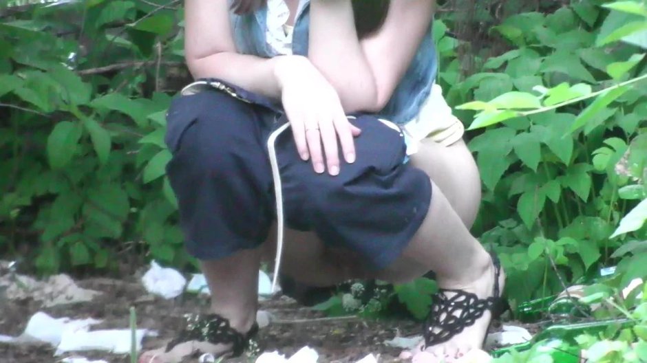 Писающие девушки в кустах