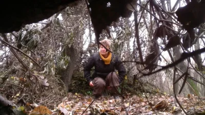 Девушка мочится в лесу