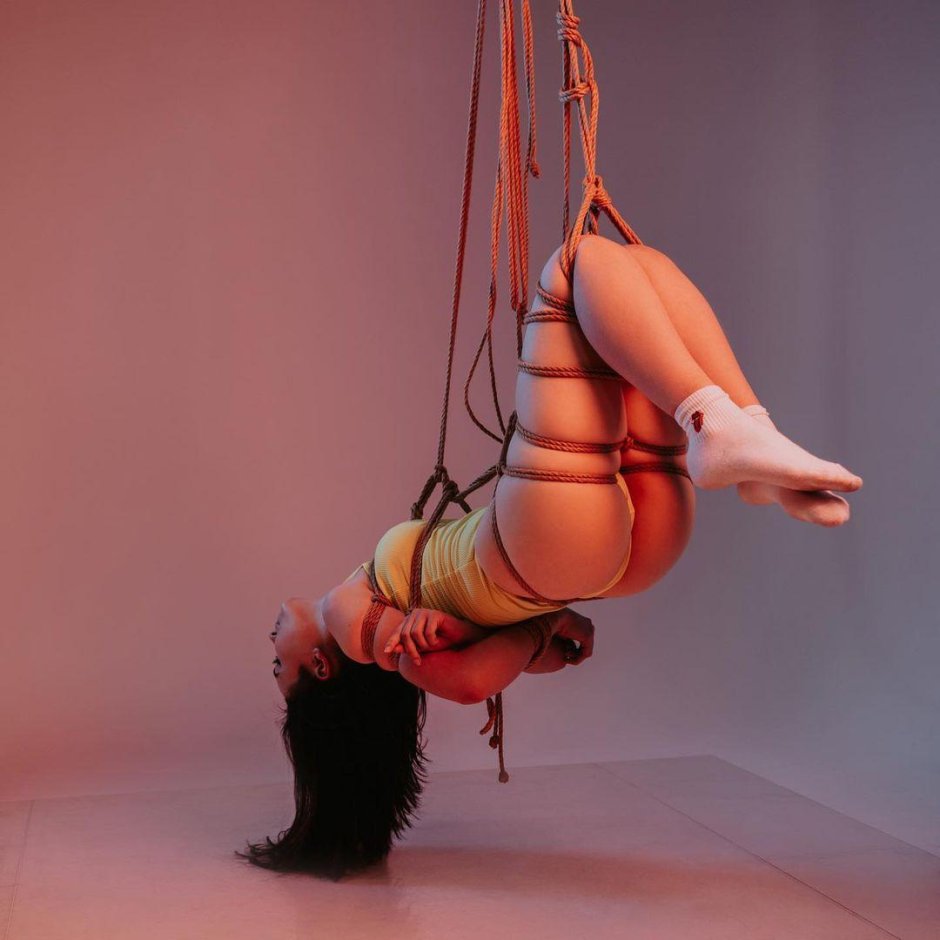 Связанные красивые девушки