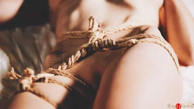 Связанная девушка веревкой