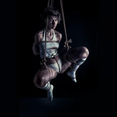 Связанная девушка шибари