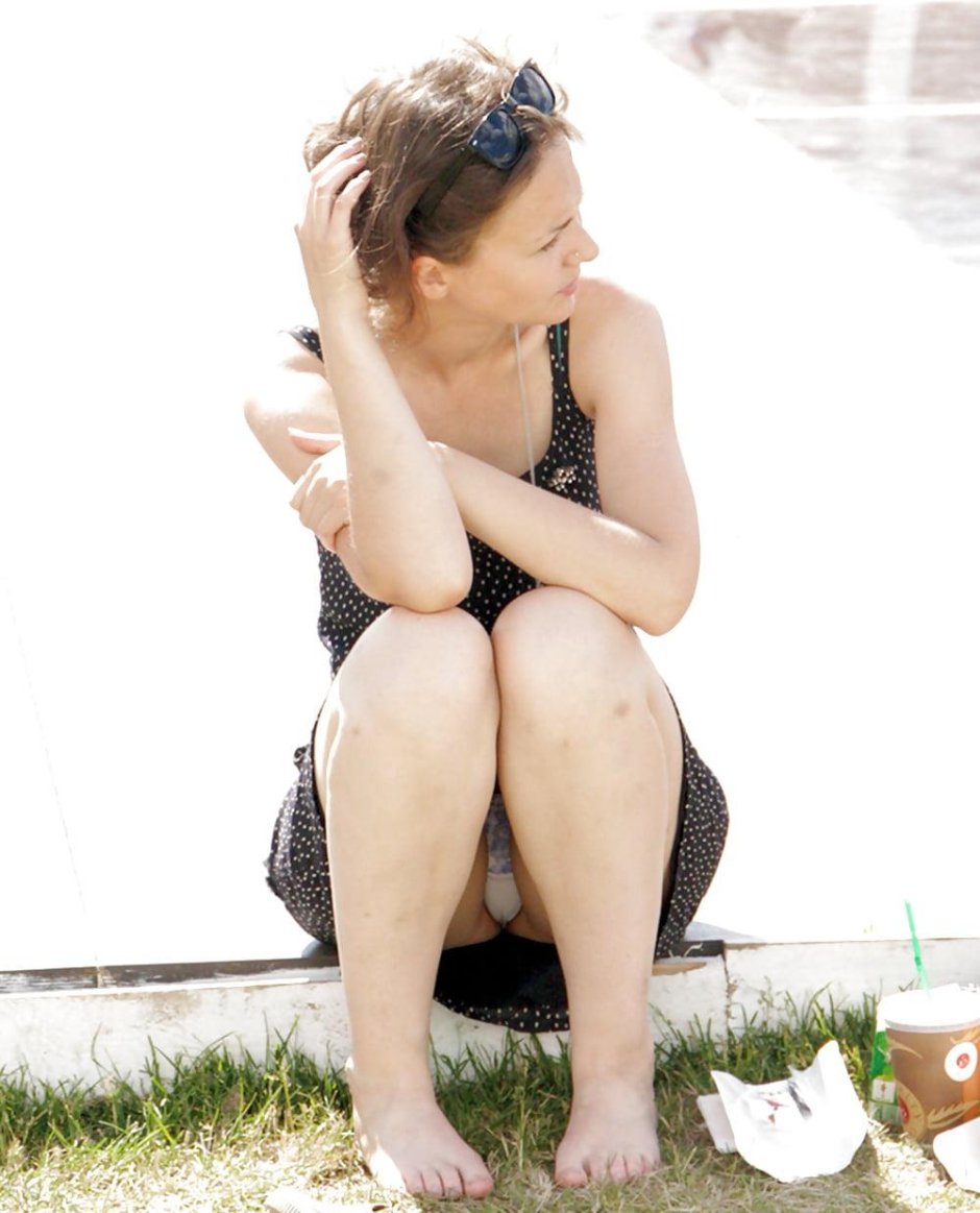 Девушки на корточках подсмотренное