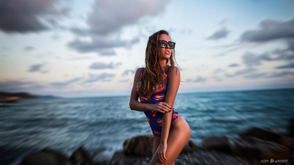 Девушек в купальниках