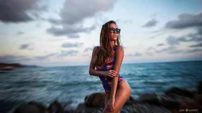 Девушек в купальниках