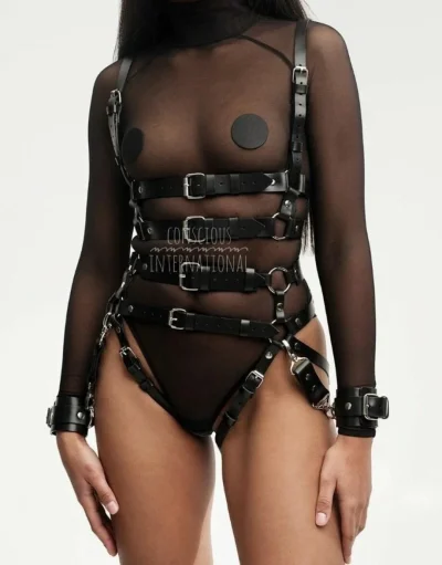 Full body leather harness девушка бдсм