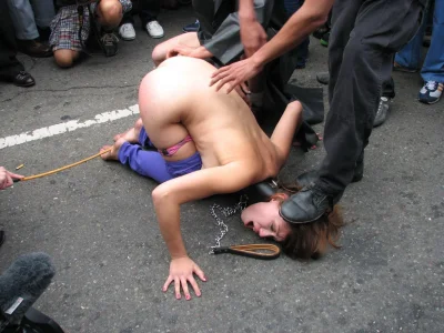 Публичное унижение девушек