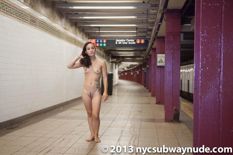 Девушки топлесс в метро