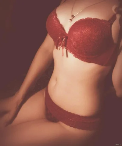 Девушка в красном белье