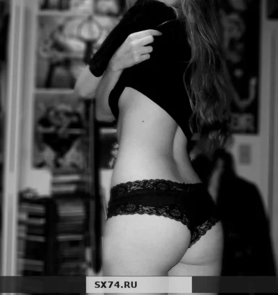 Девушка в черных трусиках