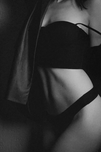 Красивое тело девушки черно белое