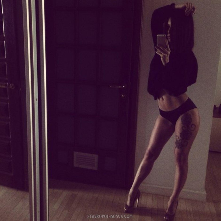 Девушки в чулках в зеркале