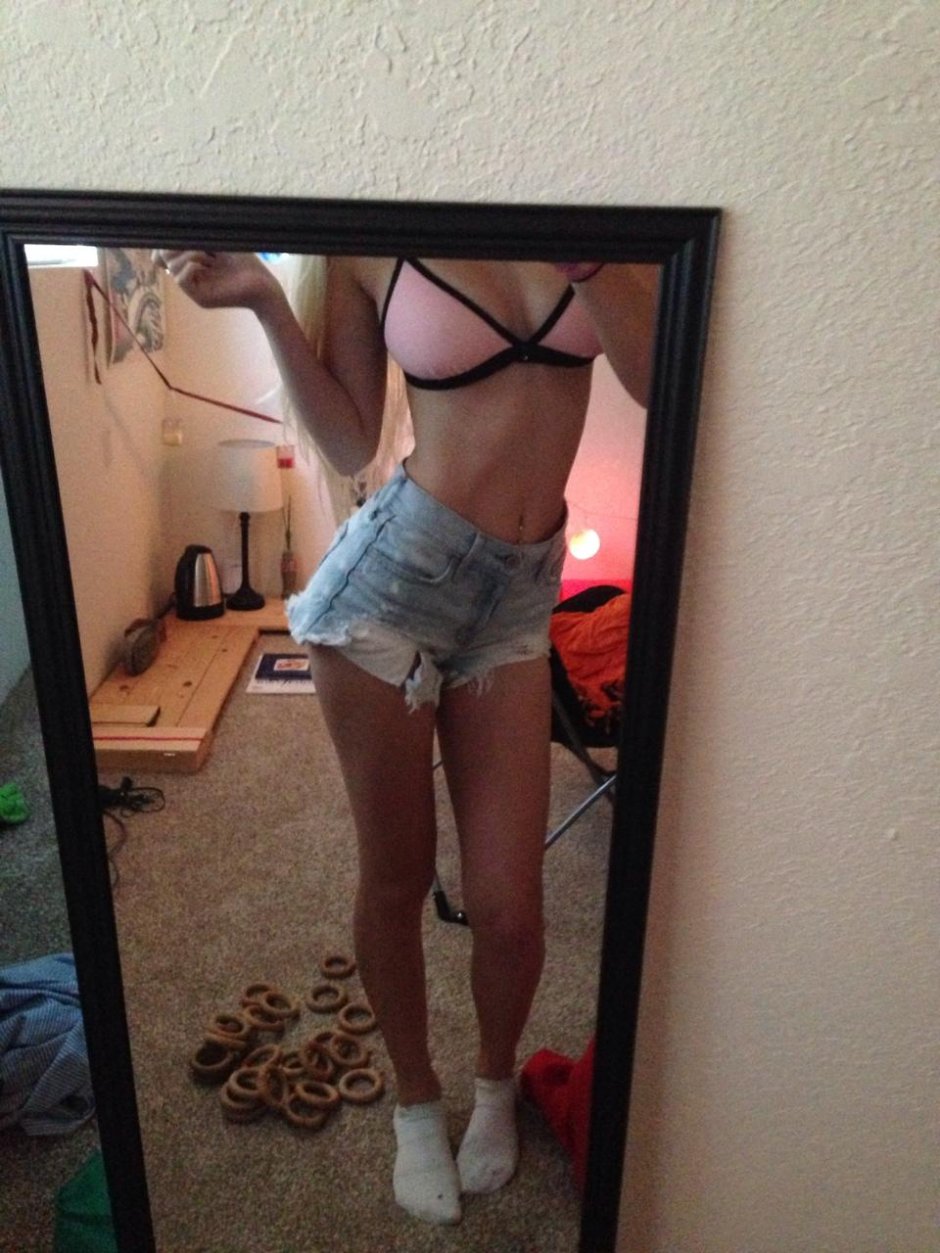 Девушка в зеркале