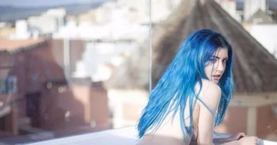 Девушка с синими волосами ню