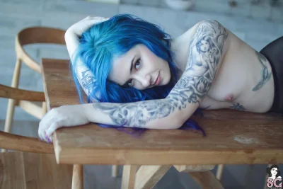 Порнозвезда с голубыми волосами