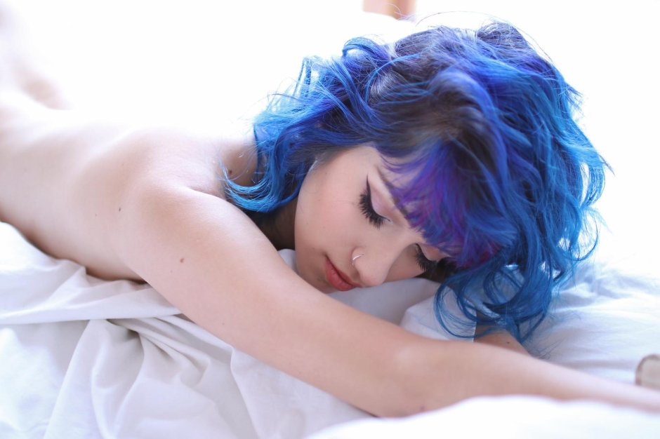Мастурбация девушки с синими волосами
