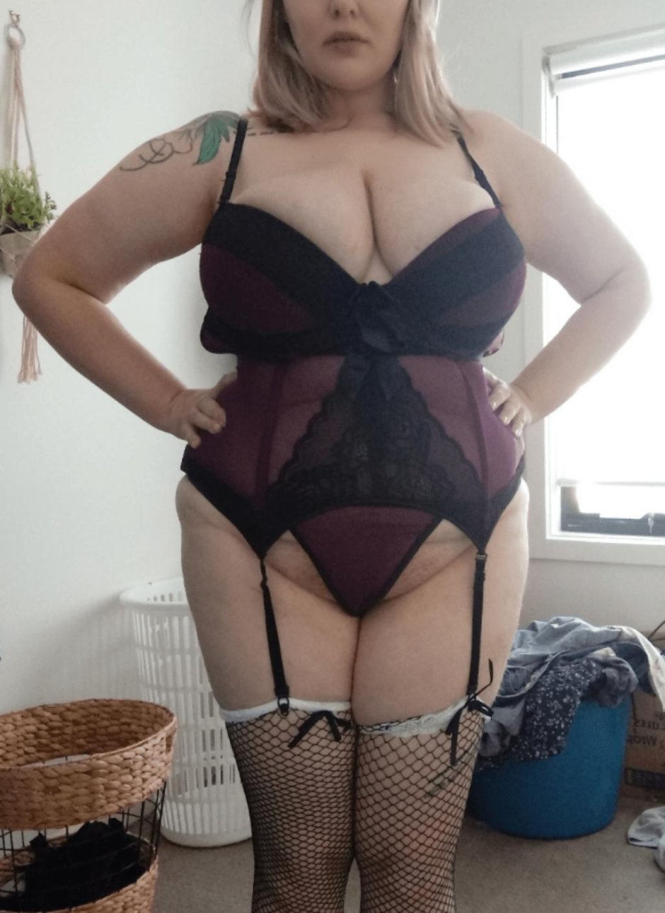 Толстая девушка в нижнем белье