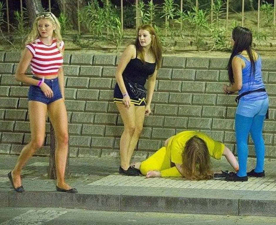 Девушка на улице развлекается