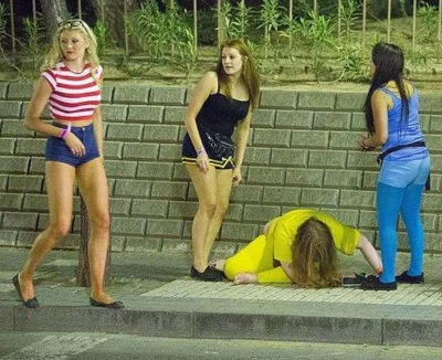 Девушка на улице развлекается