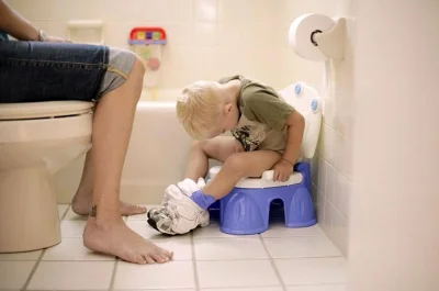 Мальчик на горшке