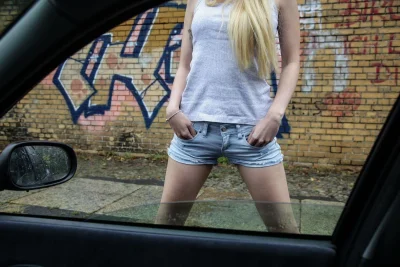 Девушка с машиной