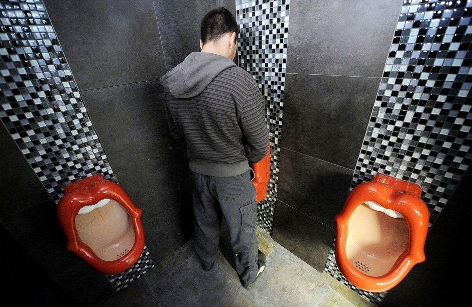 Писсуары в мужском туалете
