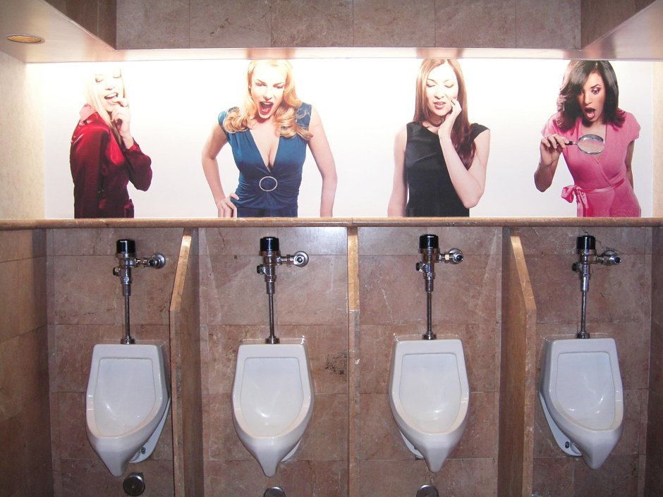 Общественный туалет писсуары