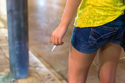 Пописала в шорты