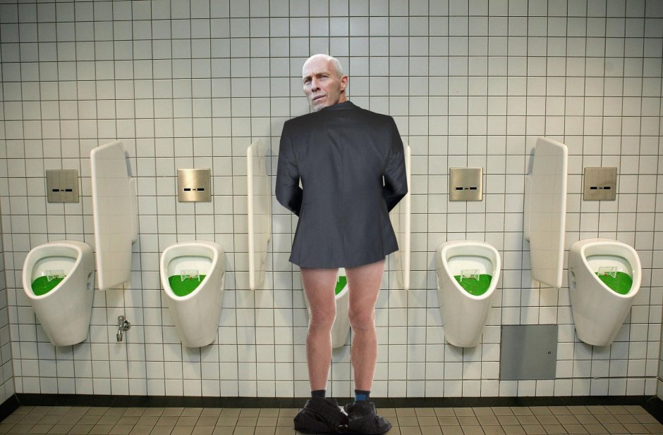 Парни у писсуара