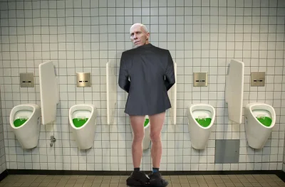 Парни у писсуара