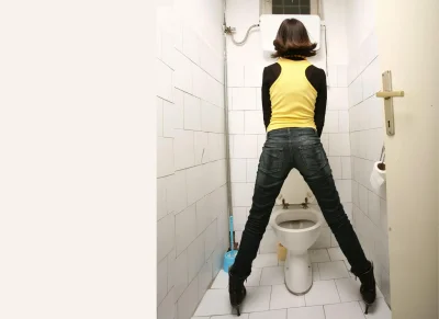 Девушка в мужском туалете