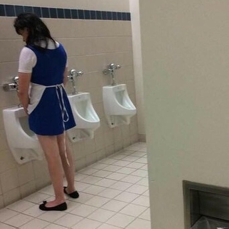 Школьный женский туалет