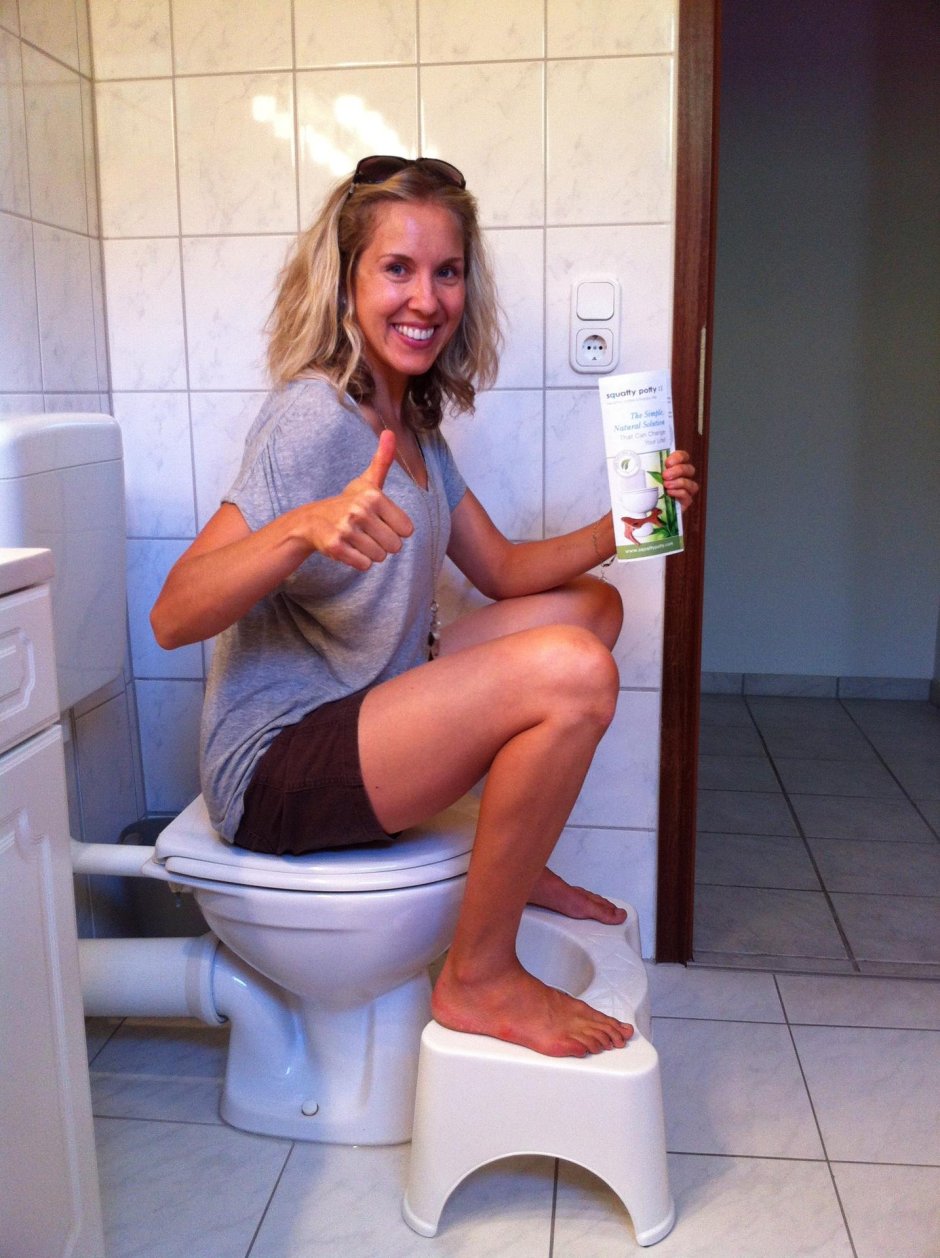 Красивая девушка на унитазе