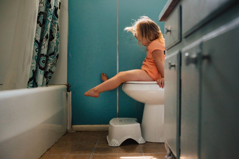 Девочка в туалет